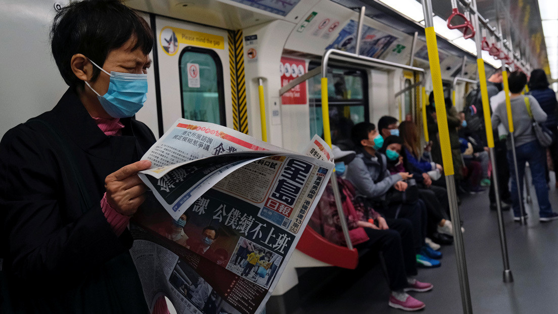 Un pasajero lame sus dedos y se limpia en un pasamanos del metro de Hong Kong en medio de la crisis por el coronavirus (VIDEO)