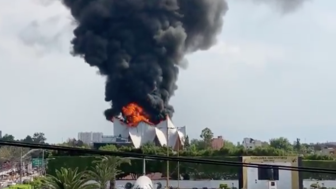 VIDEO: Arde el techo de una Iglesia de Ciudad de México y 300 personas son evacuadas