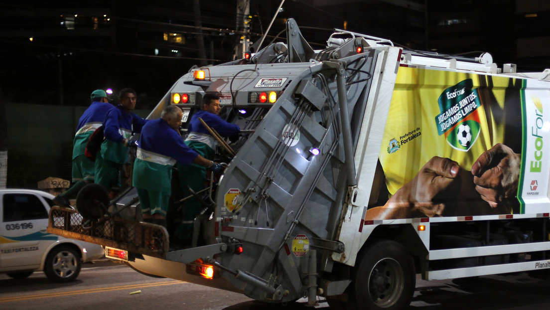 Un camión recolector de basura recorre las calles de Quito bajo el toque de queda reproduciendo la canción 'One of Us' de Joan Osborne