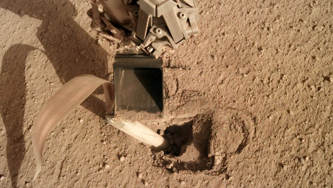 La sonda InSight de la NASA se atasca en Marte pero consigue liberarse golpeándose a sí misma con una pala (IMAGEN)