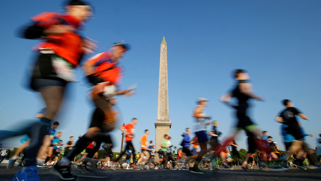 Un francés en cuarentena corre una maratón en su balcón de 7 metros