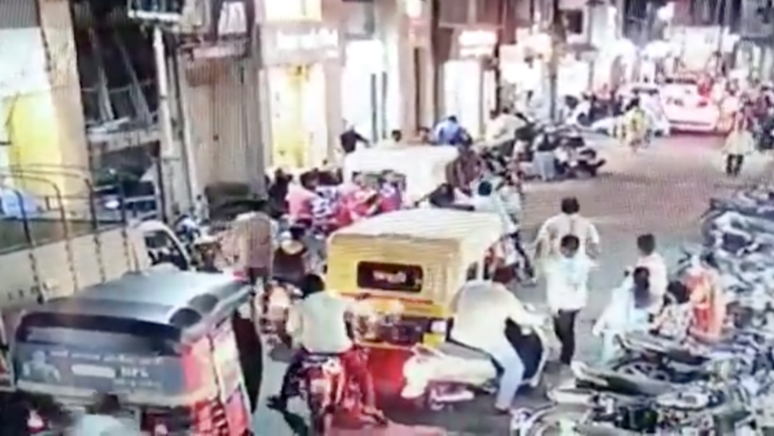 Pánico ante el coronavirus: golpean a un motociclista por estornudar en público en India (VIDEO)
