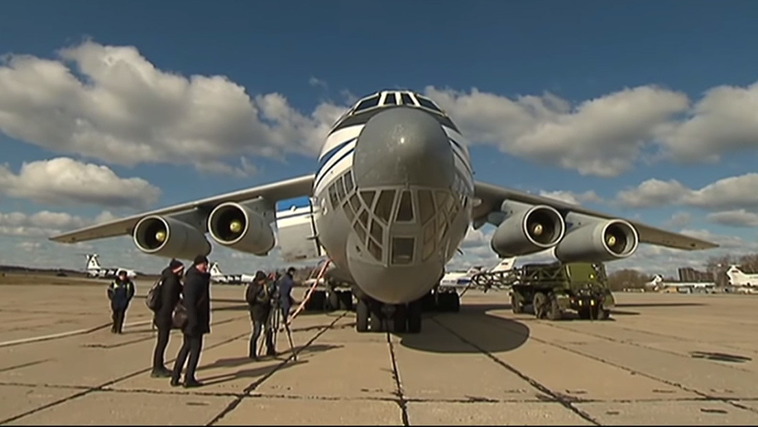 Aviones militares rusos parten a Italia con virólogos y equipos médicos (VIDEO)