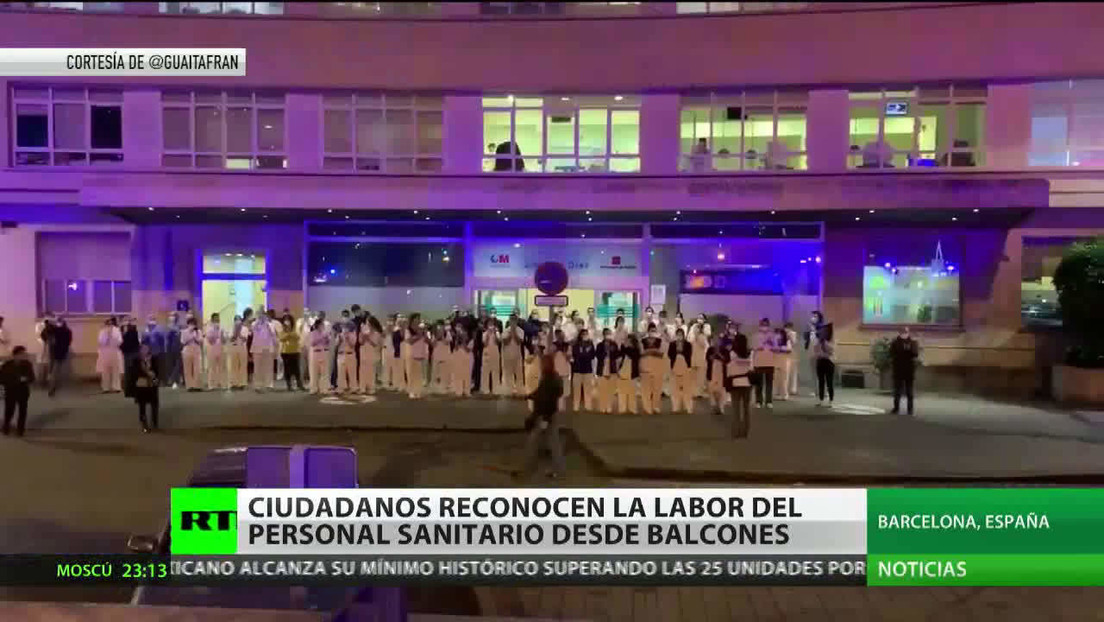 Los españoles reconocen la labor del personal sanitario con aplausos desde sus balcones
