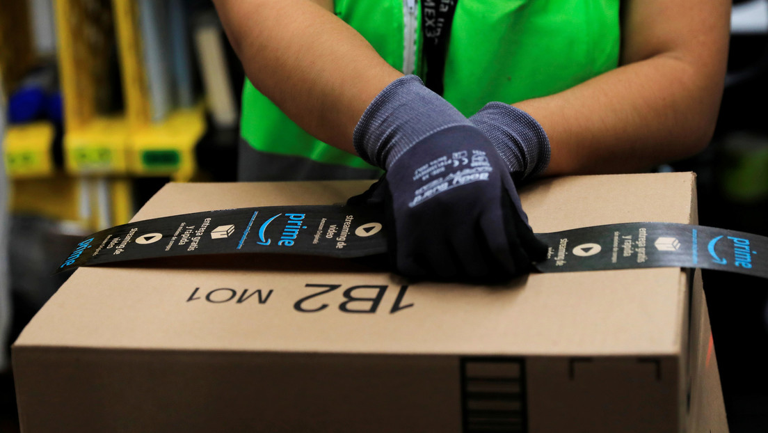 Repartidor de Amazon es captado por una cámara mientras escupe un paquete y esparce la saliva con su mano