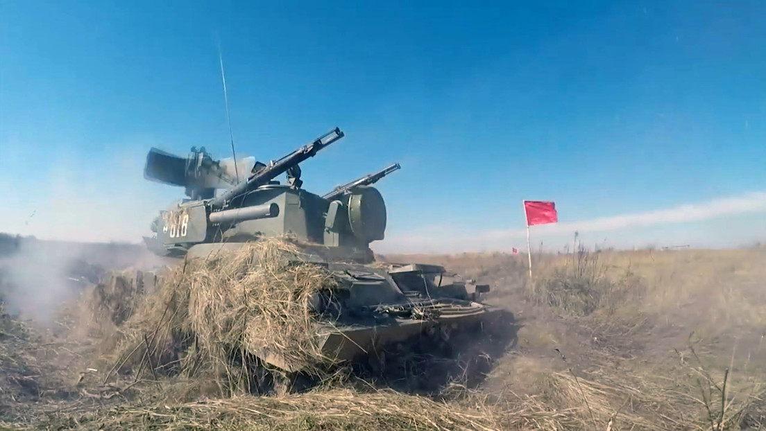 VIDEO: El Ejército ruso realiza maniobras masivas con decenas de tanques, piezas de artillería y helicópteros a orillas del Báltico