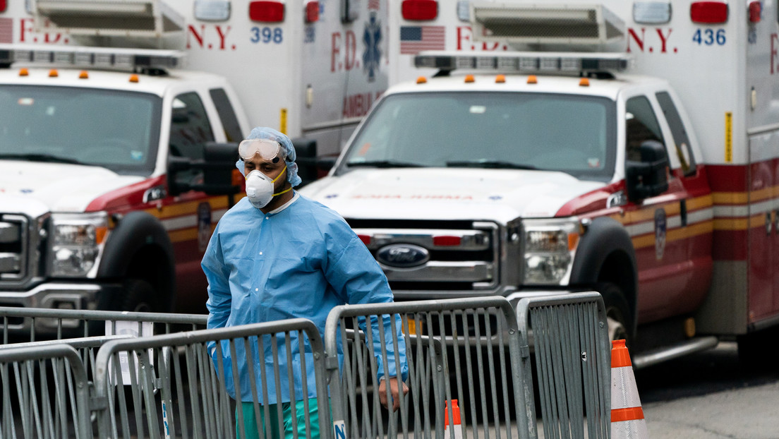 VIDEO: Así cargan decenas de muertos por covid-19 en camiones en un hospital de Nueva York