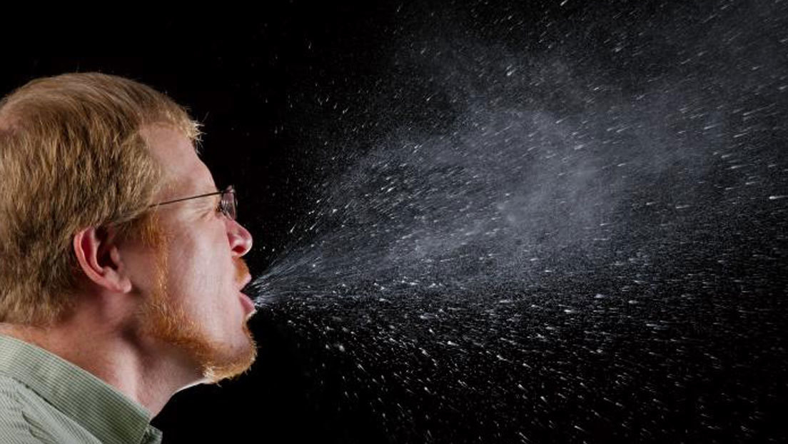 Una científica mide el 'radio' del estornudo y reconsidera la distancia recomendada para no contraer el coronavirus