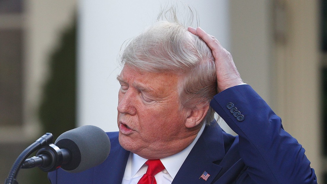 "¡Es mi pelo!": El viento le juega una mala pasada a Trump en una rueda de prensa (VIDEO)