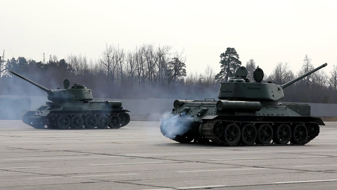 VIDEO: Decenas de legendarios tanques T-34 llegan a un polígono militar a las afueras de Moscú