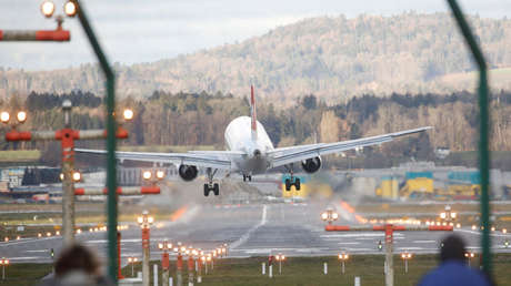 Una madre y su hija patean y muerden a un piloto tras una pelea por un cochecito de bebé