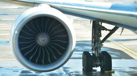 Un avión queda atascado en el asfalto del aeropuerto y no consigue despegar (FOTO)
