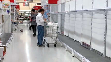Papel higiénico y condones en vez de guantes: las insólitas compras de pánico en medio del brote de coronavirus (FOTOS)