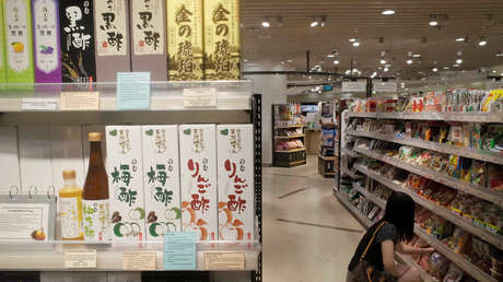 VIDEO: Una mujer somete a un sujeto por acosar a su hija de 14 años en un supermercado de México