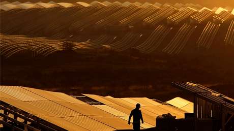 FOTOS: La estación solar más grande de Europa, vista desde la órbita