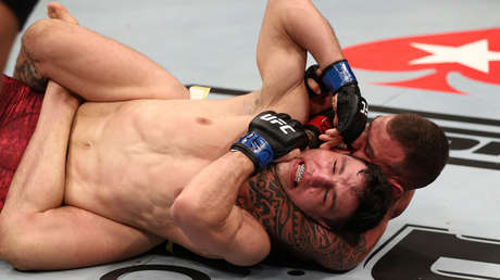 VIDEO: Luchador de MMA lamenta ante su rival que "quería pelear más" tras vencerlo por sumisión y el perdedor le sorprende con un comentario obvio