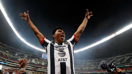 Futbolista mexicano bromea con el coronavirus y tose frente a periodistas