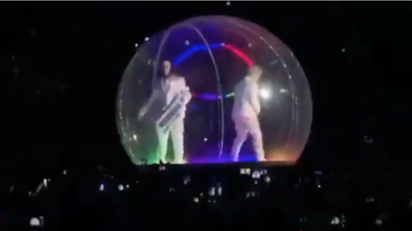 Till Lindemann de Rammstein 'se esconde del coronavirus' en una burbuja en su concierto en Moscú