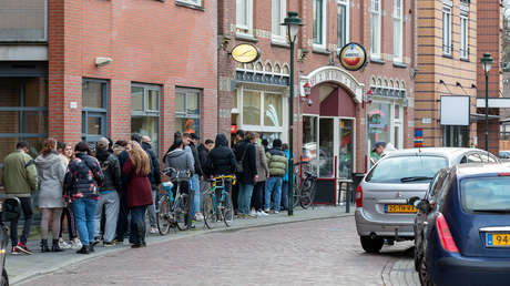 FOTOS: Pese al riesgo de contagio, los neerlandeses hacen cola para abastecerse de marihuana para la cuarentena