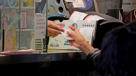 Una estadounidense gana un millón de dólares con un boleto rasca y gana el día de su cumpleaños