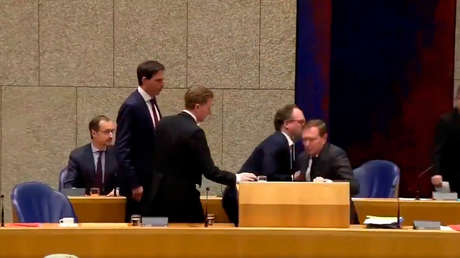 VIDEO: El ministro neerlandés de atención médica se desmaya durante un debate sobre el coronavirus