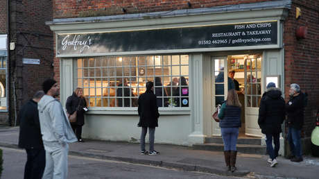 Enfermera británica rompe en llanto al no poder adquirir comida tras su turno de 48 horas debido a las compras por pánico