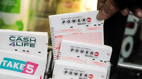 Mujer juega durante 10 años a la lotería con los mismos números y gana medio millón de dólares