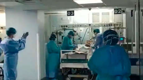 VIDEO: Emotivo momento en que retiran la respiración artificial a un paciente con coronavirus en España