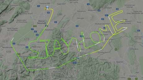 FOTO: Un piloto escribe en el cielo "quédate en casa" en medio de la pandemia de coronavirus