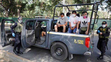 Qué dice la polémica ley de Perú que exime de responsabilidad penal al policía o militar que "hiera o mate" durante la cuarentena