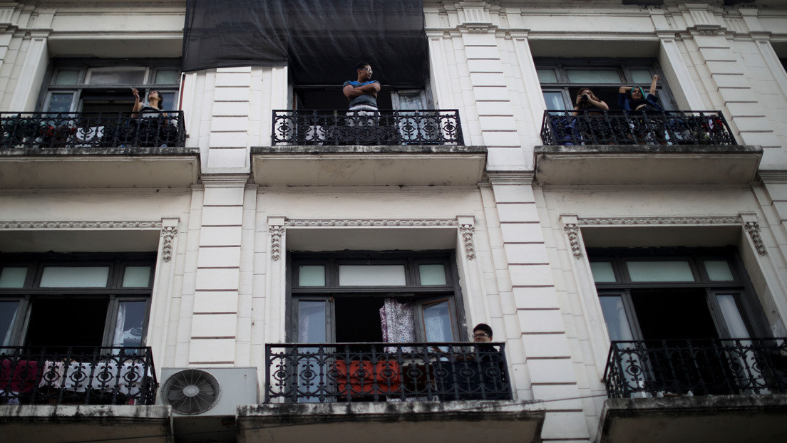 Los inesperados "cacerolazos" contra el gobierno en Argentina que desatan la "guerra de balcones" en plena cuarentena
