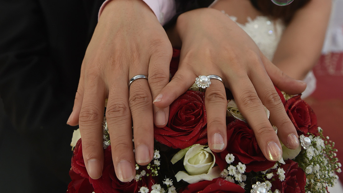 Una pareja china transmite su boda en línea por el covid-19 y 'reúne' a 3 millones de 'invitados'