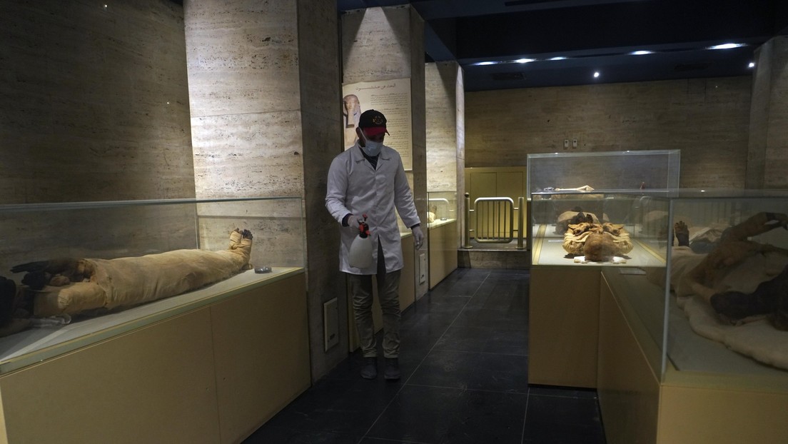 Sacan a una momia egipcia de su sarcófago por primera vez en casi un siglo y descubren figuras pintadas de unos 3.000 años de antigüedad