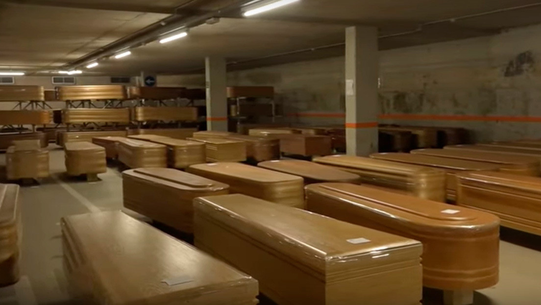 VIDEO: El pico de muertes por el coronavirus en España obliga a improvisar una morgue en un estacionamiento