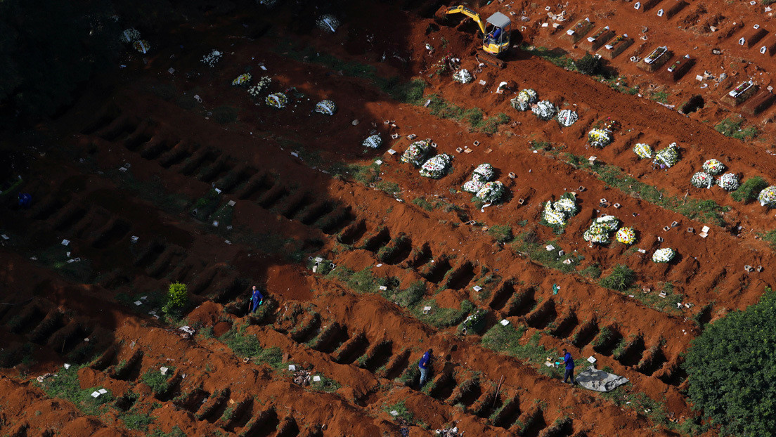 FOTOS: Cementerio de Sao Paulo alcanza un récord de fosas cavadas para las víctimas del coronavirus