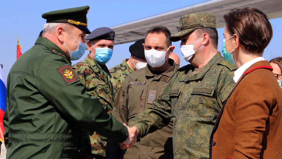 Serbia da la bienvenida a los militares y médicos enviados por Rusia para combatir la pandemia del covid-19