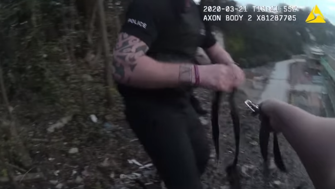 VIDEO: Policías usan sus cinturones para rescatar a un hombre colgado de una roca