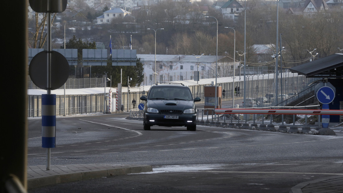 VIDEOS: Un ruso graba cómo se derrumba un puente bajo su coche