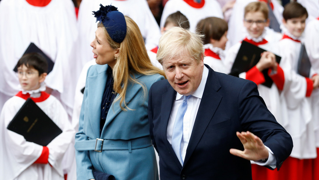 La novia embarazada de Boris Johnson anuncia que tiene síntomas de covid-19