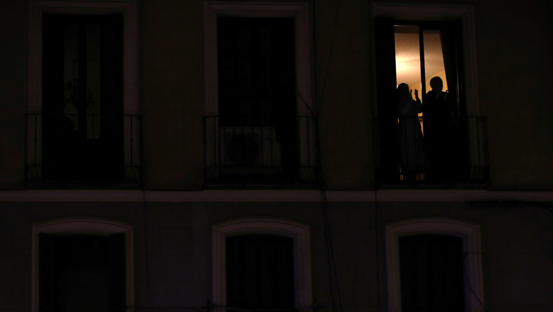 España: Un hombre dispara desde su balcón durante los aplausos a los médicos que combaten el coronavirus (VIDEO)