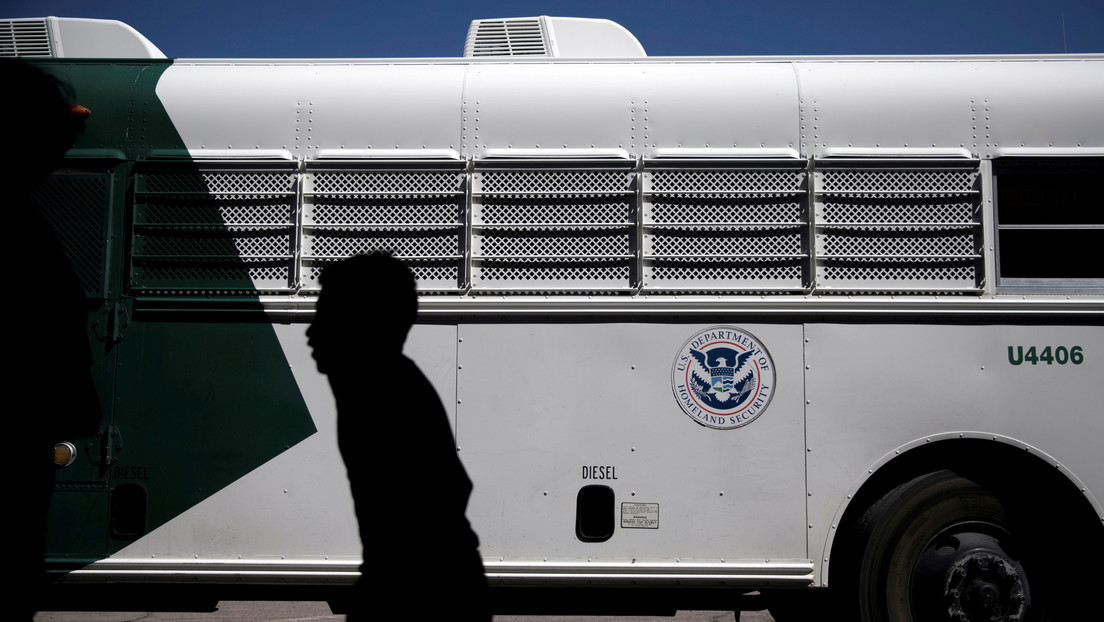 Reportan que EE.UU. deportó a más de 370 niños migrantes interceptados en la frontera con México en virtud de una nueva ley sobre el coronavirus