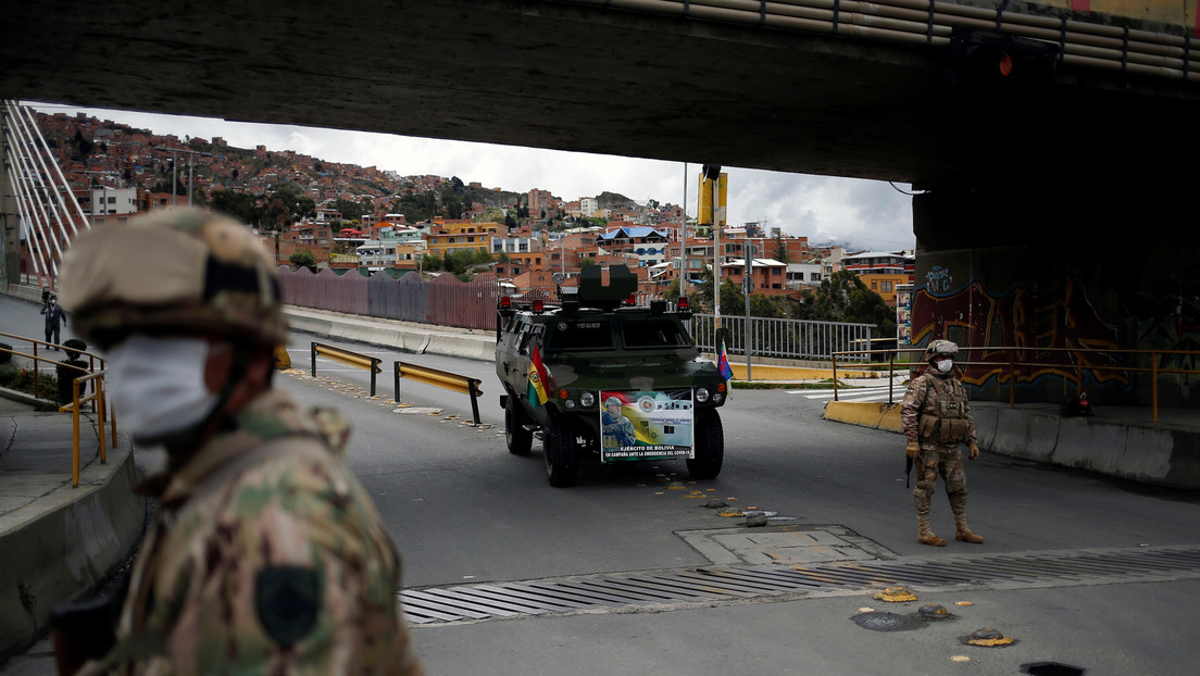 VIDEO: Militares bolivianos dispersan con gases lacrimógenos a unos 200 ciudadanos que les lanzaron piedras intentando llegar al país desde Chile