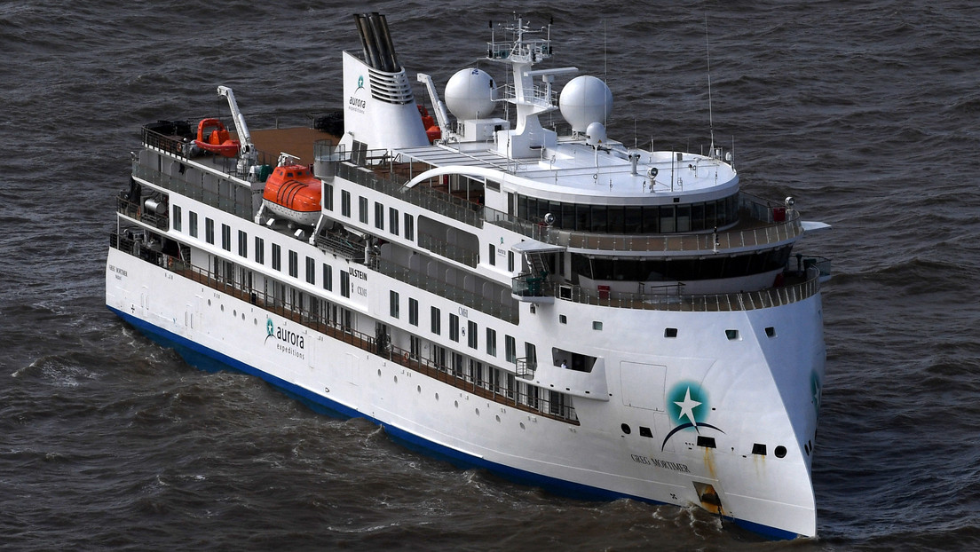 Evacuarán a los pasajeros de un crucero antártico después de que casi el 60% de las personas a bordo dieran positivo al coronavirus