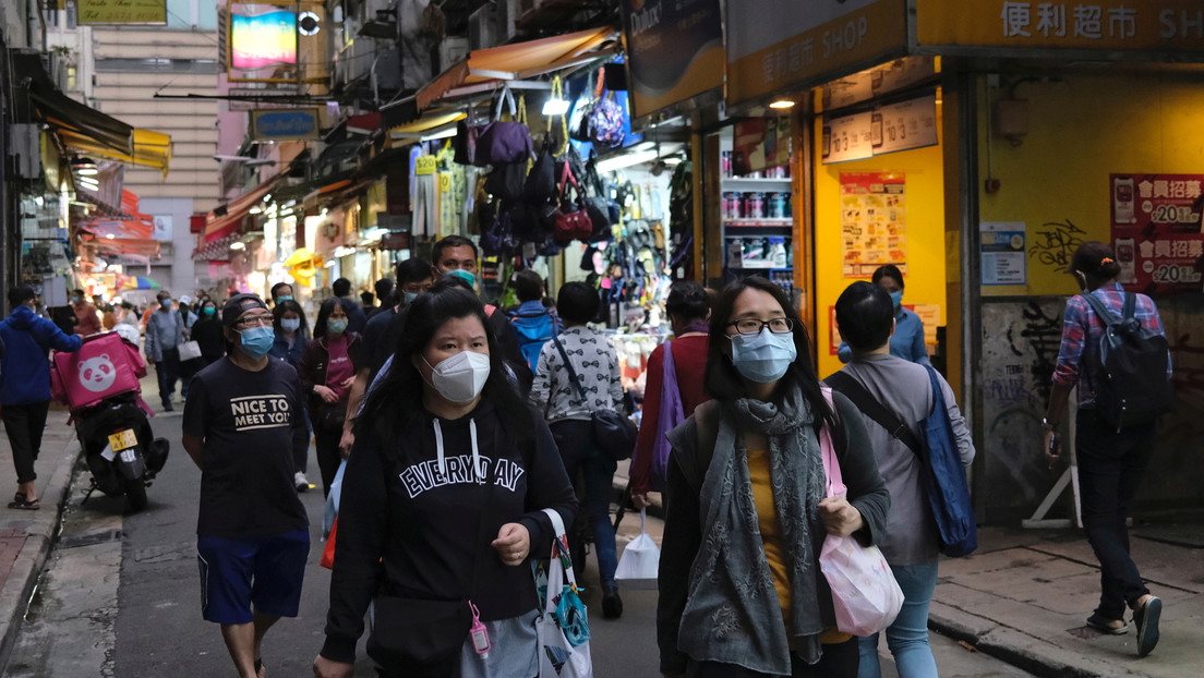Un multimillonario distribuirá 10 millones de mascarillas protectoras a través de máquinas expendedoras en Hong Kong