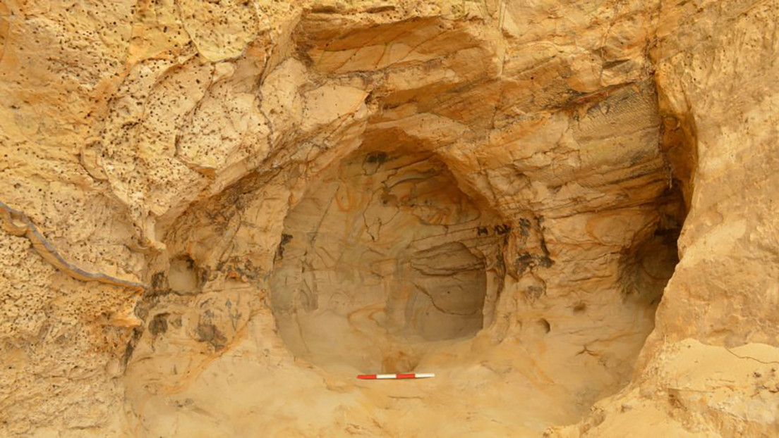 Descubren una cueva del siglo XIV con dibujos tras unas reparaciones por un deslizamiento de tierra (FOTOS)