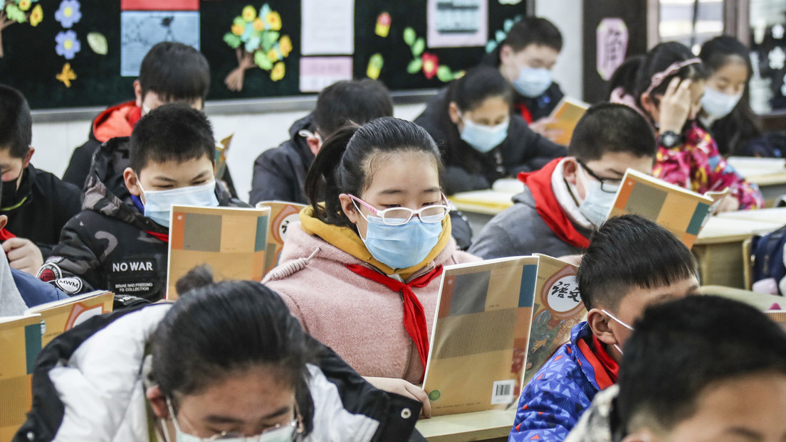 VIDEO: Niños en una escuela de China comen por turnos para evitar contagios de covid-19