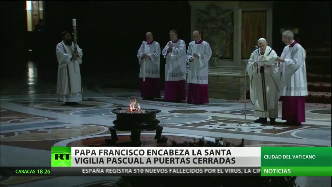 El papa Francisco encabeza la Santa Vigilia Pascual a puerta cerrada