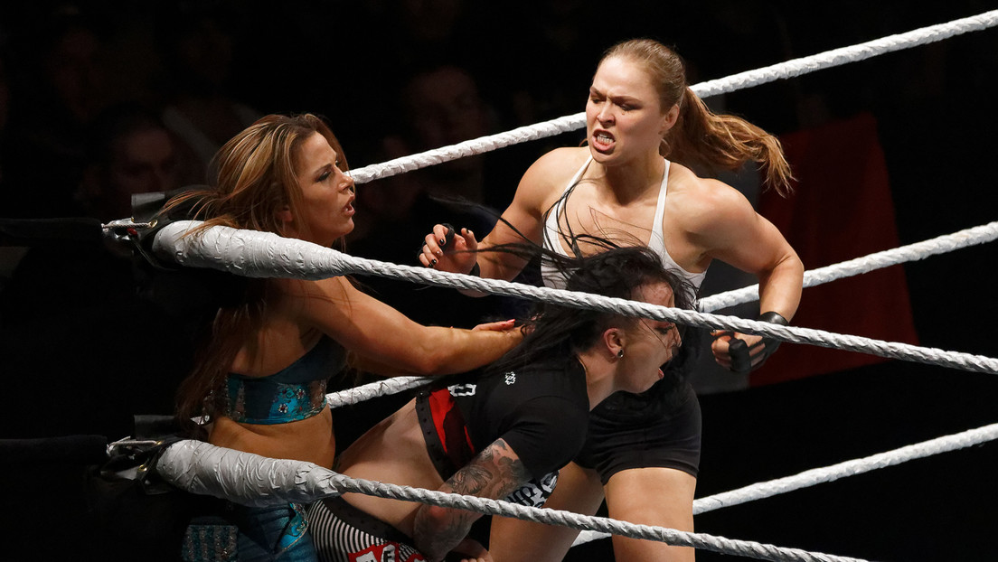 Ronda Rousey tacha de "farsa" la lucha libre tras pasar más de un año en la WWE e insulta a los fanes, provocando dura respuesta de otras luchadoras