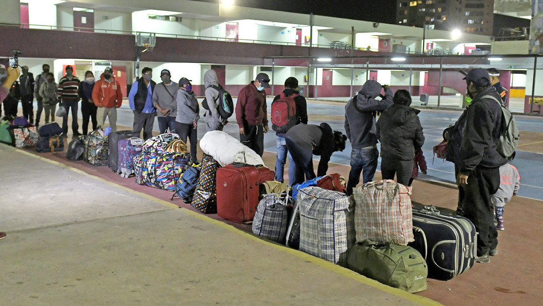 Bolivianos varados desde hace semanas no logran entrar a su país, pero reciben albergue en una ciudad chilena