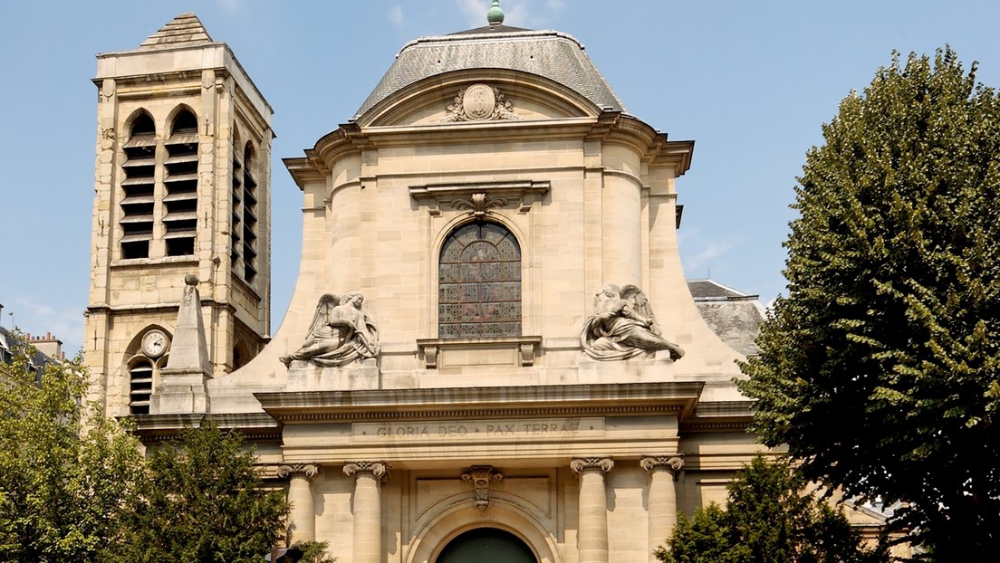 Un cura celebra una misa clandestina por la noche en París en cuarentena pero lo 'traiciona' el órgano